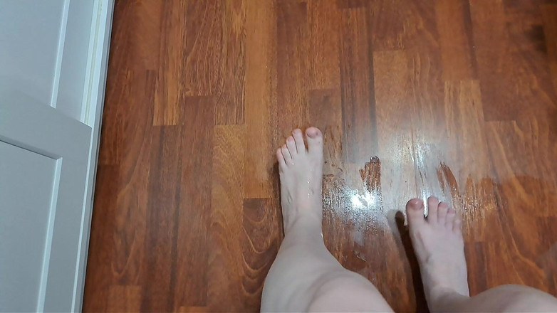 Lady Inari: Reiten Auf Einem Stuhl Auf Einem Mit Seife Getränkten Boden