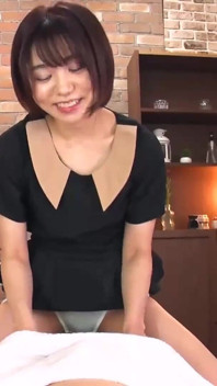 会陰と潤滑ローションを強調したパンティベアボトム