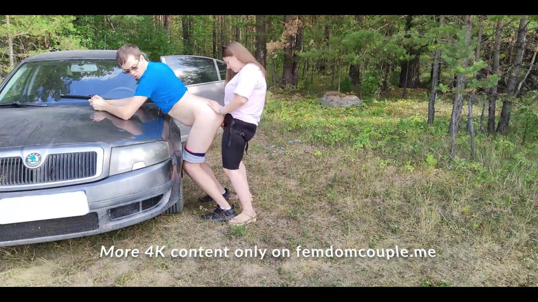 femdom_couple: Istri nakal ini udah ngentot pakai strap-on di depan umum!