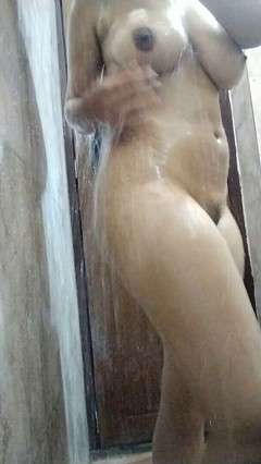 Riyathakur: Sexy bhabhi si užívá koupel