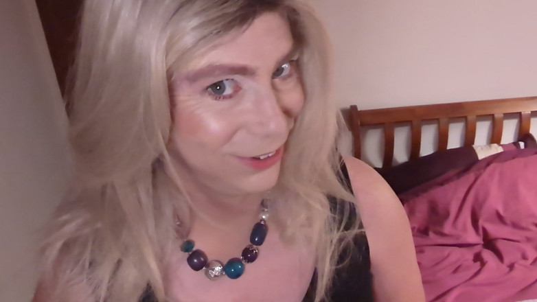 NikkiGee: Lutsch meinen mädchen-schwanz, schlampen! Knie zwischen meinen beinen und lutsch...