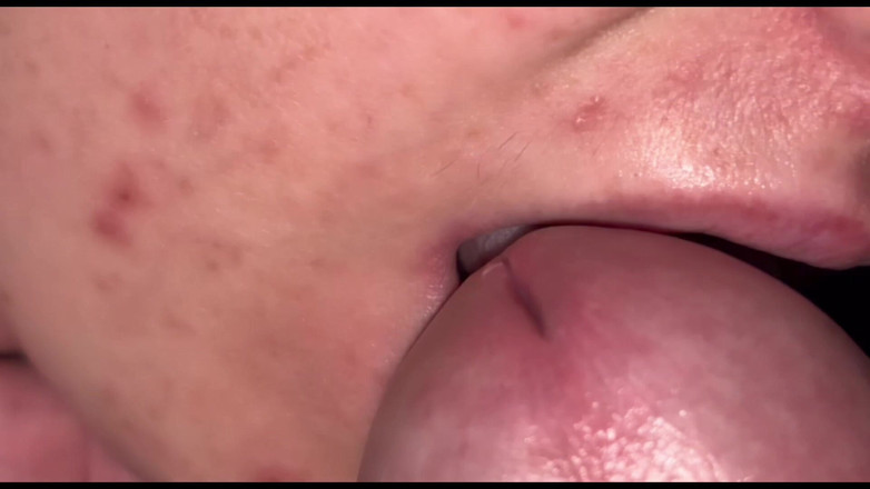 Leo15398: Stříkám jí do pusy.