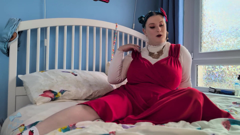 Alice_Mayflower_Scottish: Kırmızı elbiseyle amcık oyunu ve göt sallıyor - solo kız