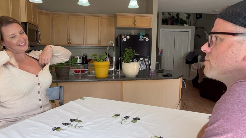 Avril Showers: Yaşlı orta yaşlı seksi kadın onu baştan çıkarıyor ve yüzüne boşaltıyor