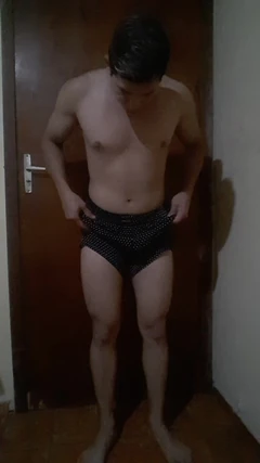 Garoto gostoso mostra tudo