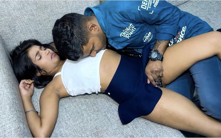 Desimaal69: Pembantu datang untuk membersihkan rumah dengan gaun seksi.