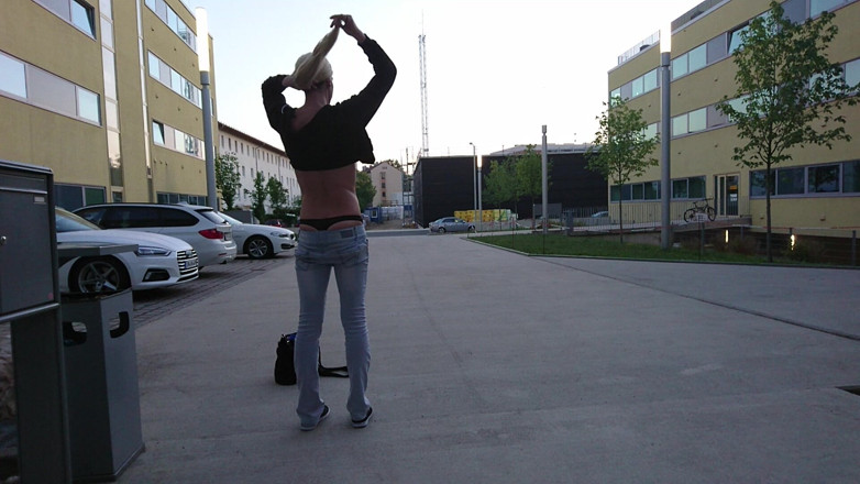 sweetfeet29: Sexy trans na veřejné ráno