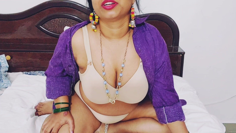 Hotty Jiya Sharmaa: 남친과 영상 통화 중 젖은 보지를 핑거링하는 18살 소녀 인도 오르가즘