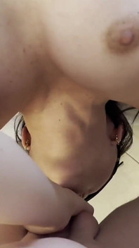 Šukání do krku vzhůru nohama s pulzujícím hrdlem a polykáním spermatu!