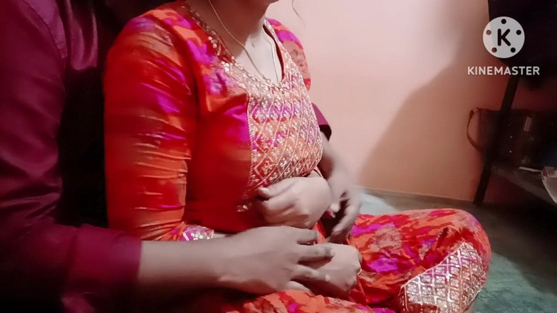 Madhu bhabhi: 처음으로 여친의 젖탱이를 열심히 누르고 키스했습니다.