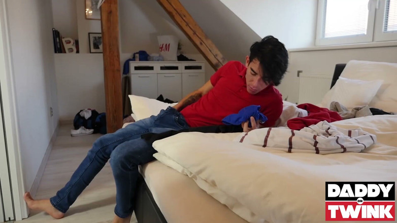 Daddy On Twink: Il patrigno sul patrigno twink Eric Lenn monta il figliastro...