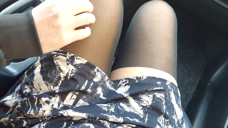 Step Mommy: Стильная женщина соблазняет водителя такси в машине ее сексуальными ногами