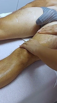 Kejutan crot sperma saat dipijat! Tukang pijat rambut pirang dengan besar bikin pelanggannya ejakulasi di balik celana dalamnya