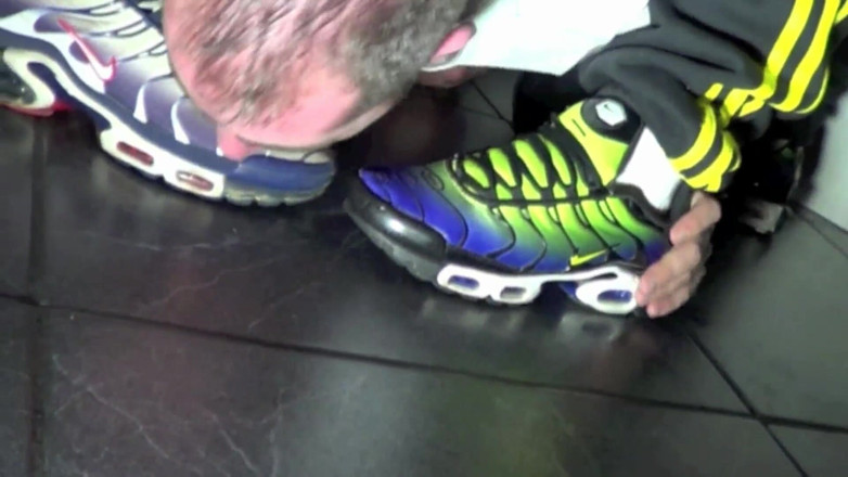 Sneaker gay: Francouzská děvka ponižuje chodidly a chlapce