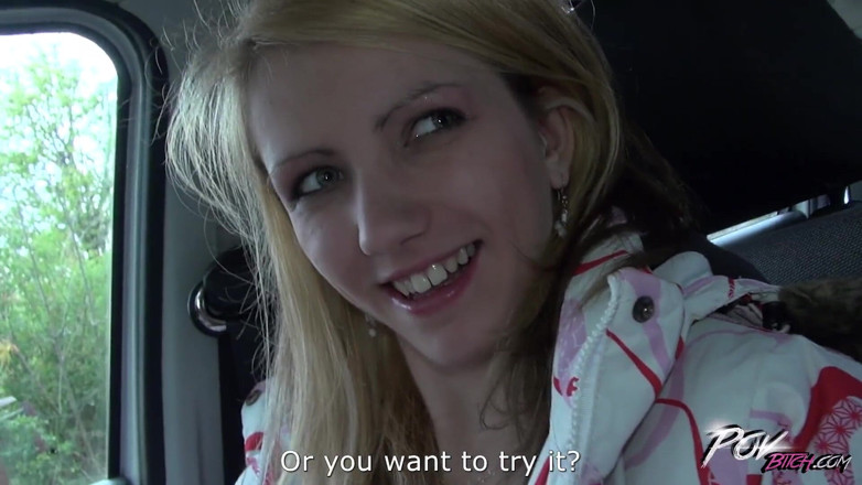 POV Bitch: Teen tóc vàng nhỏ nhắn gầy gò bú cu dưới...