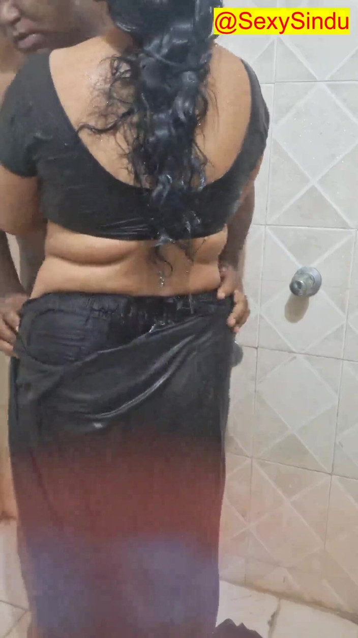 Sexy sindu: Indian Wife MILF Is Bathing in Saree