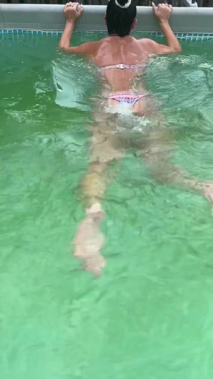 MilfyCalla: Stringi bikini basen złośliwiec - mokry taniec i zabawne wibracje