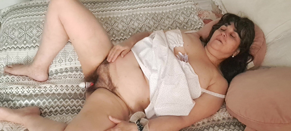 Mommy big hairy pussy: MILF queriendo follar