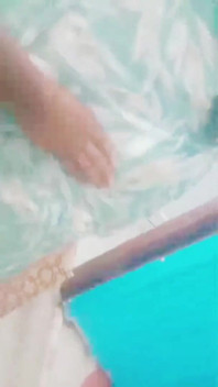 Bini menunjukkan tubuhnya kepada suaminya dan berkongkek