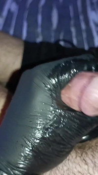 Paja pervertida en guantes de látex y Bondage Gear
