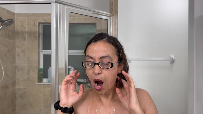 VeeVee Vixen: MILF Slut Cum Bath
