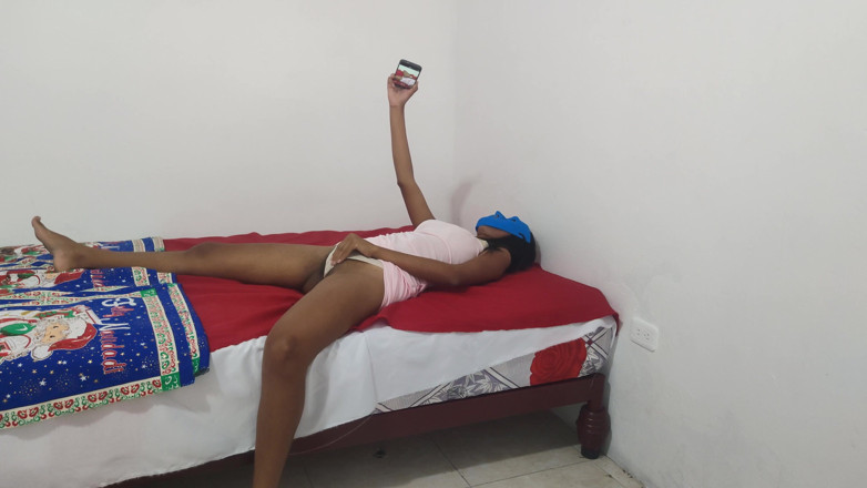 Martin13: Deliciosa morena hace un video tocándose para sus amigas en...