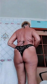 キッチンでホットな主婦ルケリヤ