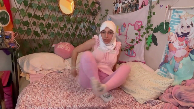lanalovacutie: Muslimka jóga v hidžábu v posteli