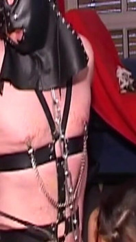 Latexová MILFka dominuje svázaným mužům s hračkami