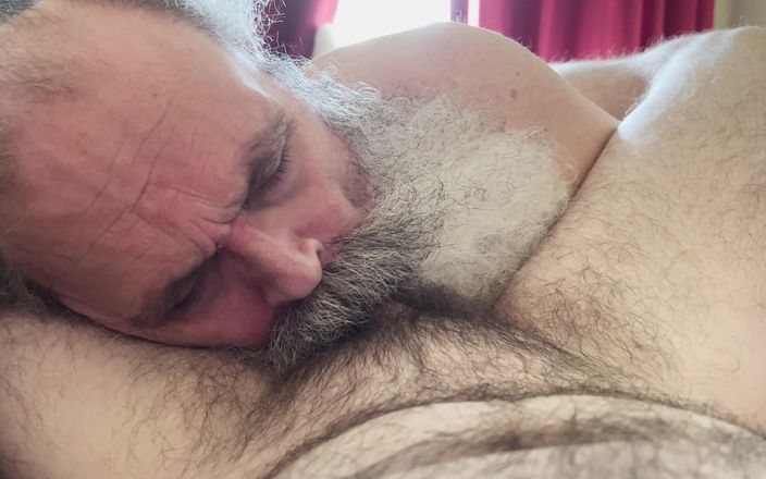 FuzzyBeardBoy: Un gros papa barbu suce une bite d’ourson