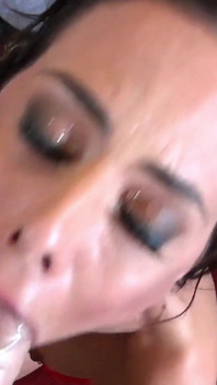 Brandy Aniston je nezbedná slintá péra