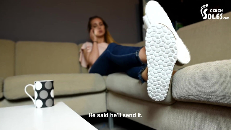 Czech Soles - foot fetish content: Chinelos de rolha e pés nus posando, POV