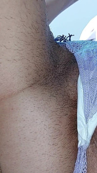 MILF seksi mencuba seluar dalam. Menonton MILF berbulu, pepek berbulu, tetek besar, pantat besar.