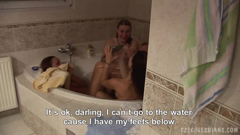Czech Lesbians: České lesbičky 1 - Část 1: Největší kundička Lesbická orgie vůbec - Hromadné lízání kundičky...