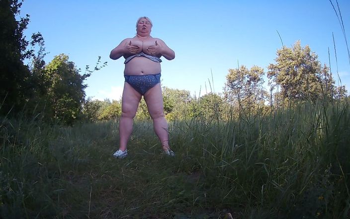 Zona901: La matrigna si spoglia al parco e piscia davanti a...