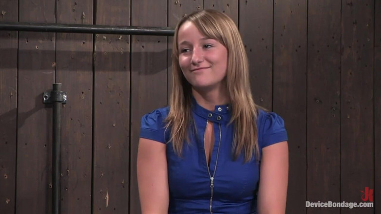 Device Bondage by Kink: Jessie Cox de la drăguța pisicuță, la futută în câteva secunde.
