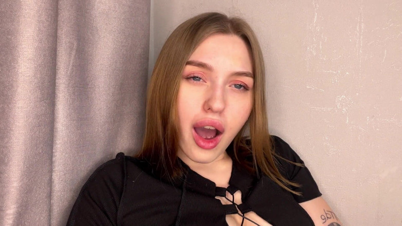 Honey Sasha: Дівчина з соковитою дупою кінчає, поки вдома одна