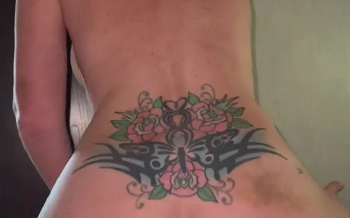 DirtyRedHooker: Tattoos Babe Riding Reverse Cow Girl