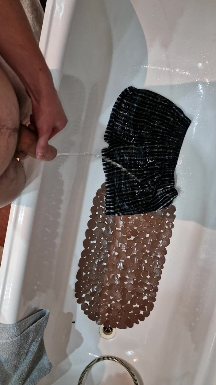 Fap_man93: Sundal jsem boxerky, hodil je do vany a čůral na ně