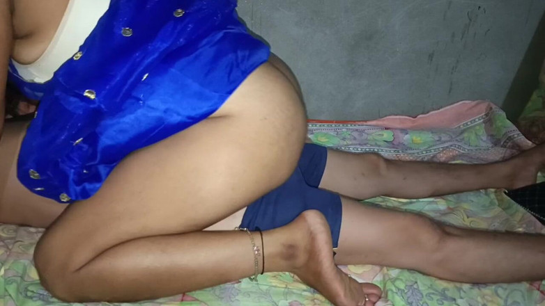 Kavita69: 핫한 아줌마와 섹스하는 동안 내 안에 사정하는 어린 소년