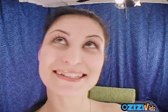 Zizi Vids: Questo secchio di sperma non ne ha mai abbastanza