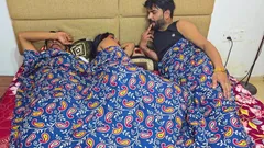 भारतीय स्वास्तिक देवर बिस्तर पर अपने पति के साथ बैठती है