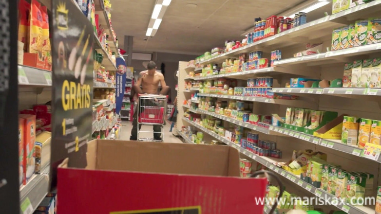 Mariska x: Trio for Mariska with the manager in the supermarket