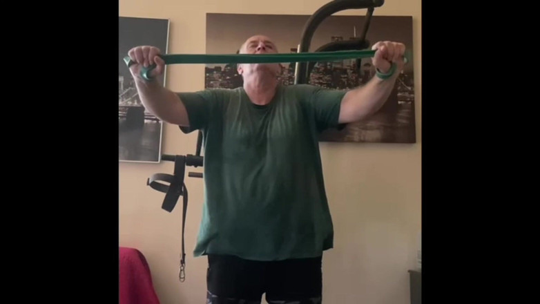 Alex Art: Silný muž masturbuje po tréninku