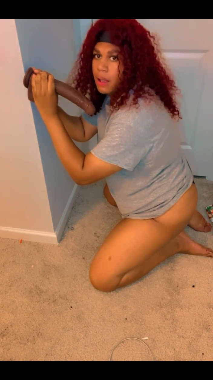 Hicktown_hoochi: 흑인 대물 자지 딜도 빠는 무릎 꿇고