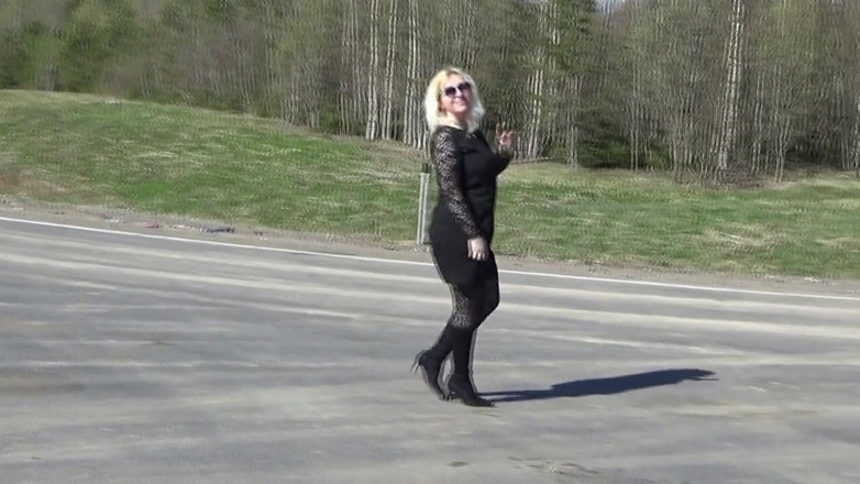 Nylon-Heels: Naughty babe on the road