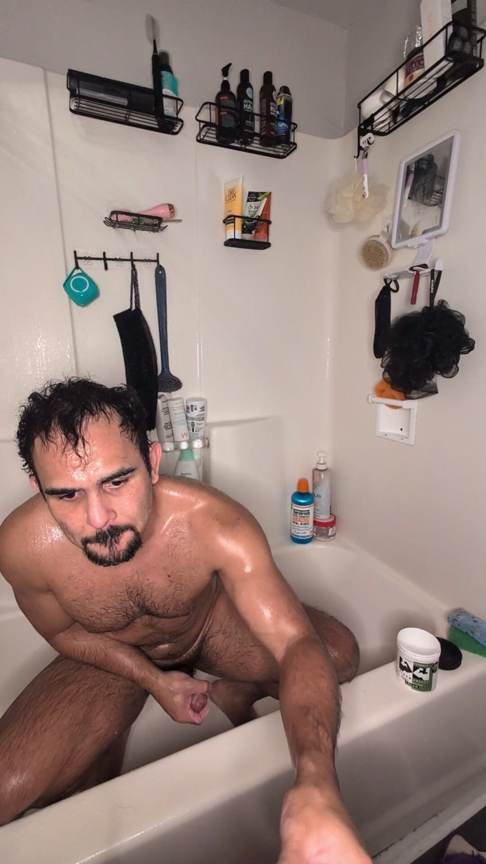 Benji Bastian: Il bodybuilder accarezza il suo grosso cazzo dopo l'allenamento dentro...