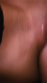 Angelika Black leva um pau grosso profundo enquanto usa coxas pretas