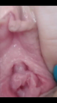 濡れた広げられた膣はどう?