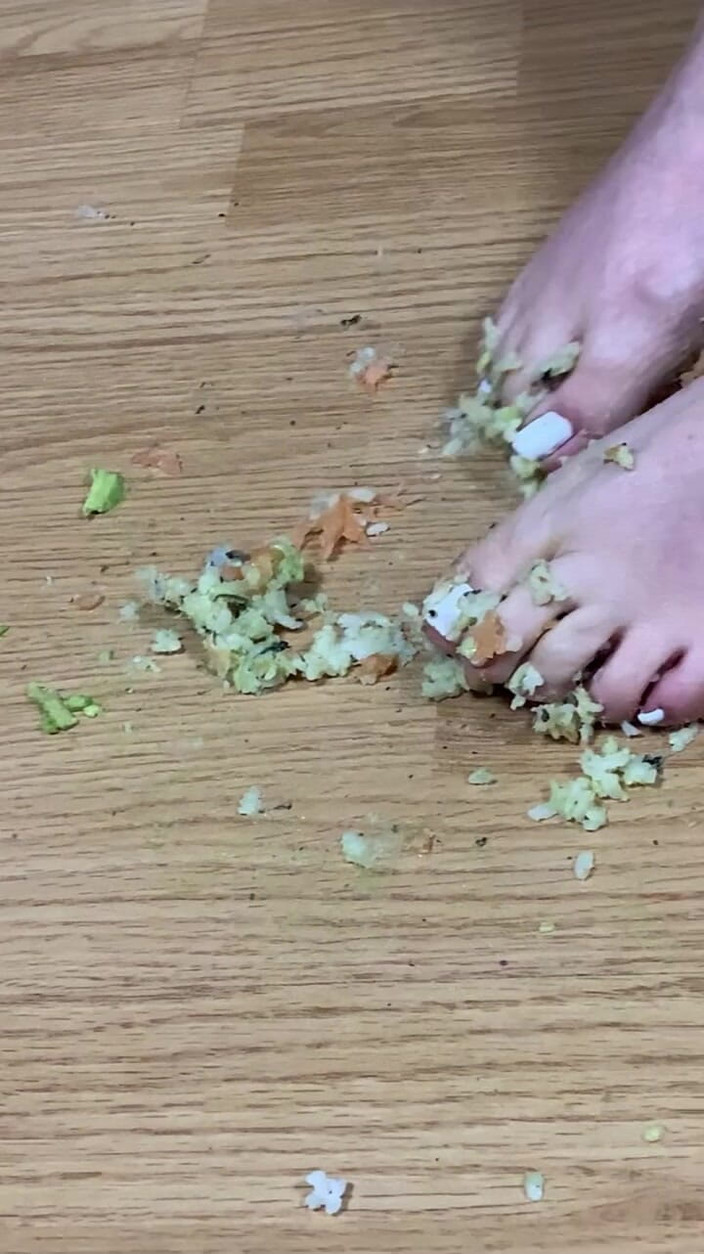 Maitresse Clara: Er nimmt sein Essen dank meiner Füße...